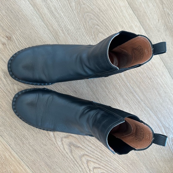 Gentle Souls® by Kenneth Cole Best Elastic Bootie - Picture 2 of 15